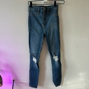 Hollister Ultra High-Rise Jean Leggings w/ Knee Rips